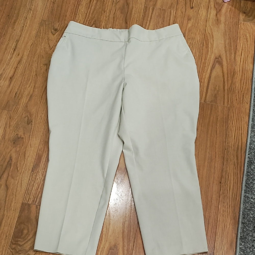 Elegant Cream Women's Cropped Pants